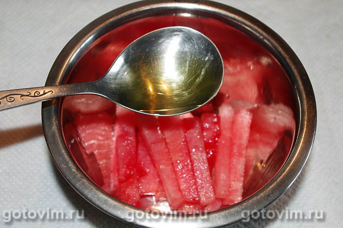 Фотографии рецепта Салат с арбузом, маринованным кабачком (огурцом) и пикантной морковью, 03 Салат с арбузом, маринованным кабачком (огурцом) и пикантной морковью, Шаг 03