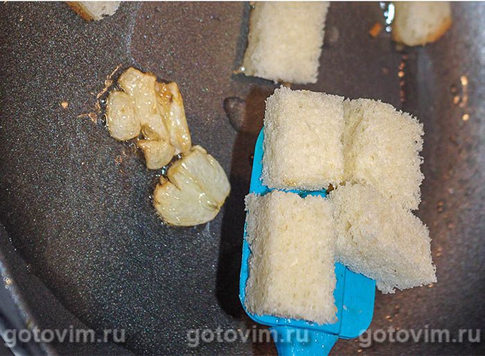 Фотографии рецепта Салат из арбуза с фетой, курицей и гренками, 02 Салат из арбуза с фетой, курицей и гренками, Шаг 02