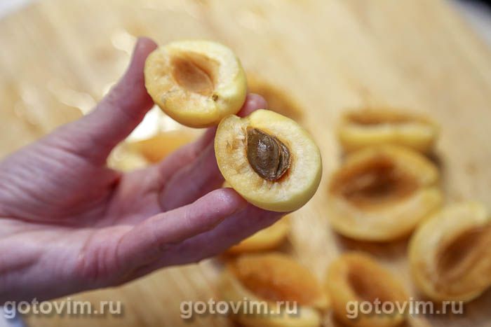 Фотографии рецепта Салат из жареных абрикосов с авокадо, сыром и салатом айсберг, 02 Салат из жареных абрикосов с авокадо, сыром и салатом айсберг, Шаг 02