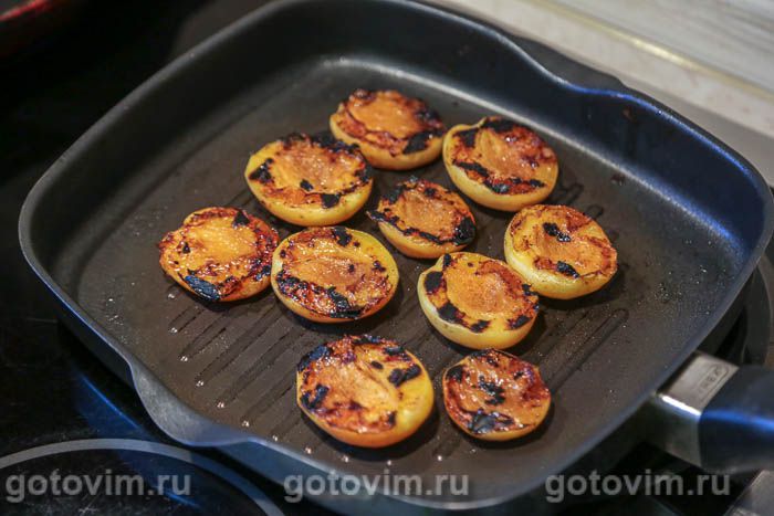 Фотографии рецепта Салат из жареных абрикосов с авокадо, сыром и салатом айсберг, 04 Салат из жареных абрикосов с авокадо, сыром и салатом айсберг, Шаг 04