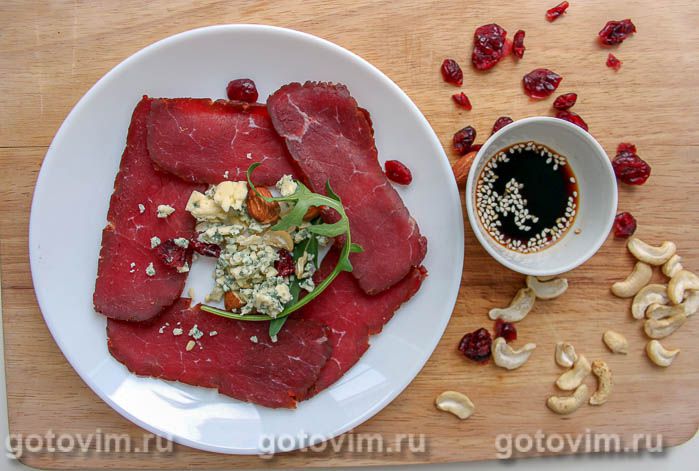 Фотографии рецепта Закусочный салат из сыровяленой говядины с сыром, орехами и цитрусовыми, 02 Закусочный салат из сыровяленой говядины с сыром, орехами и цитрусовыми, Шаг 02