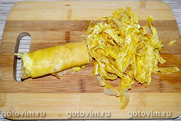 Фотографии рецепта Мясной салат с говядиной и яичными блинчиками, 06 Мясной салат с говядиной и яичными блинчиками, Шаг 06