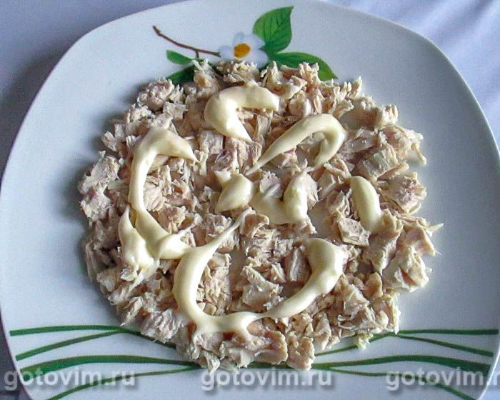 Фотографии рецепта Слоеный салат с курицей, ананасами, сыром и орехами, 01 Слоеный салат с курицей, ананасами, сыром и орехами, Шаг 01