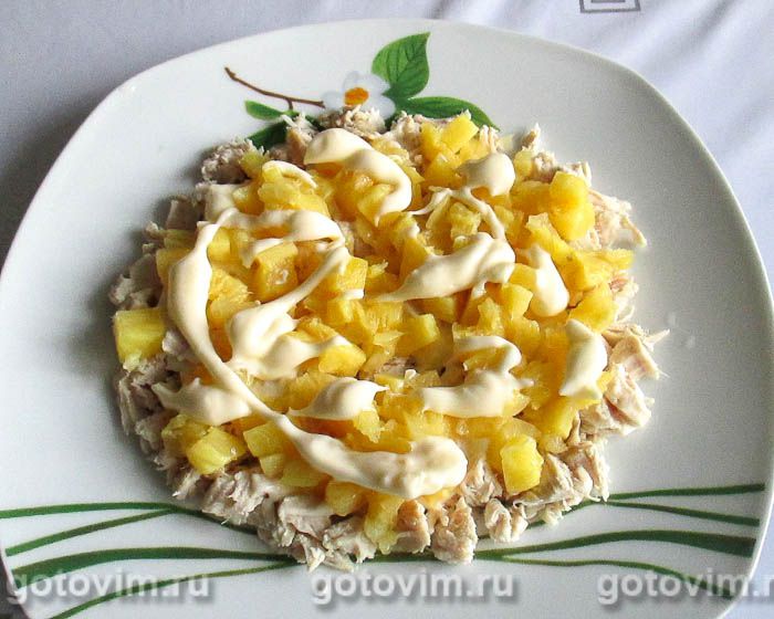 Фотографии рецепта Слоеный салат с курицей, ананасами, сыром и орехами, 02 Слоеный салат с курицей, ананасами, сыром и орехами, Шаг 02