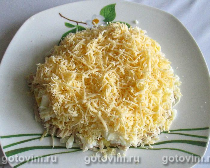 Фотографии рецепта Слоеный салат с курицей, ананасами, сыром и орехами, 04 Слоеный салат с курицей, ананасами, сыром и орехами, Шаг 04