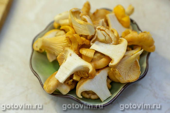Фотографии рецепта Теплый салат из лисичек с копченной курицей и овощами, 01 Теплый салат из лисичек с копченной курицей и овощами, Шаг 01