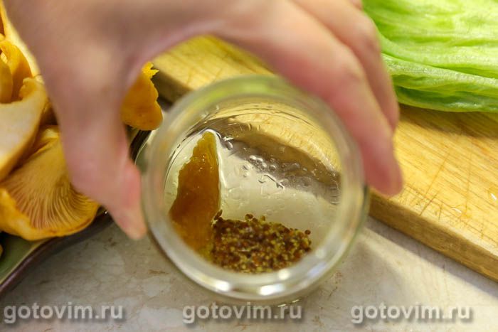 Фотографии рецепта Теплый салат из лисичек с копченной курицей и овощами, 03 Теплый салат из лисичек с копченной курицей и овощами, Шаг 03