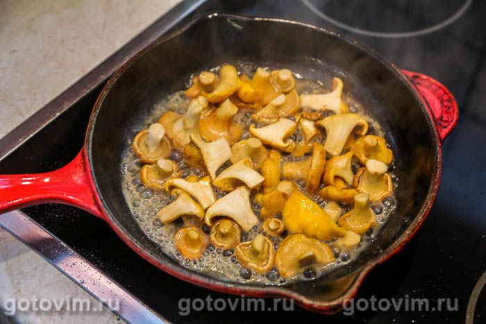 Фотографии рецепта Теплый салат из лисичек с копченной курицей и овощами, 04 Теплый салат из лисичек с копченной курицей и овощами, Шаг 04