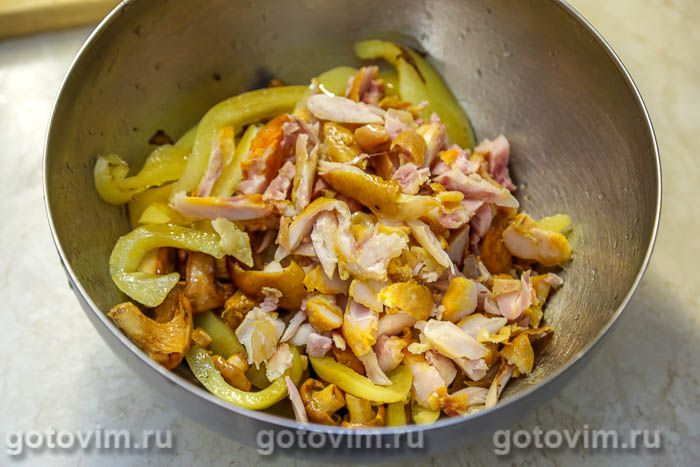 Фотографии рецепта Теплый салат из лисичек с копченной курицей и овощами, 06 Теплый салат из лисичек с копченной курицей и овощами, Шаг 06