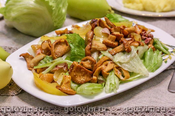 Теплый салат из лисичек с копченной курицей и овощами. Фотография рецепта Теплый салат из лисичек с копченной курицей и овощами. Фотография рецепта