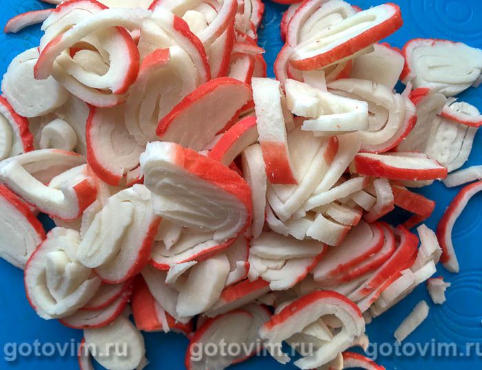 Фотографии рецепта Салат с крабовыми палочками и помидорами «Сен-Флур», 04 Салат с крабовыми палочками и помидорами «Сен-Флур», Шаг 04