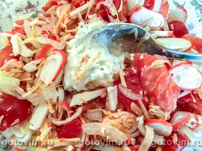Фотографии рецепта Салат с крабовыми палочками и помидорами «Сен-Флур», 07 Салат с крабовыми палочками и помидорами «Сен-Флур», Шаг 07