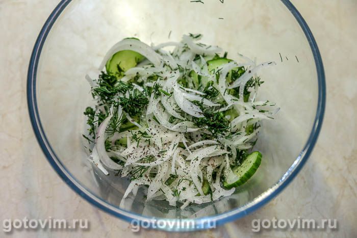 Фотографии рецепта Салат из соленой клубники и огурцов, 03 Салат из соленой клубники и огурцов, Шаг 03