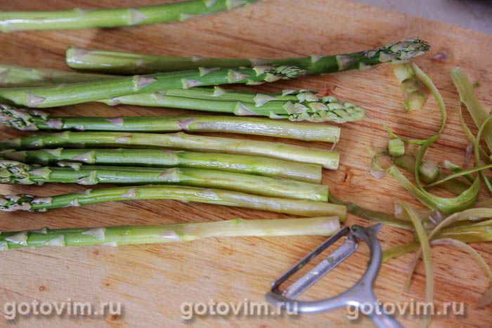 Фотографии рецепта Тёплый салат со спаржей и помидорами черри и моцареллой, 01 Тёплый салат со спаржей и помидорами черри и моцареллой, Шаг 01