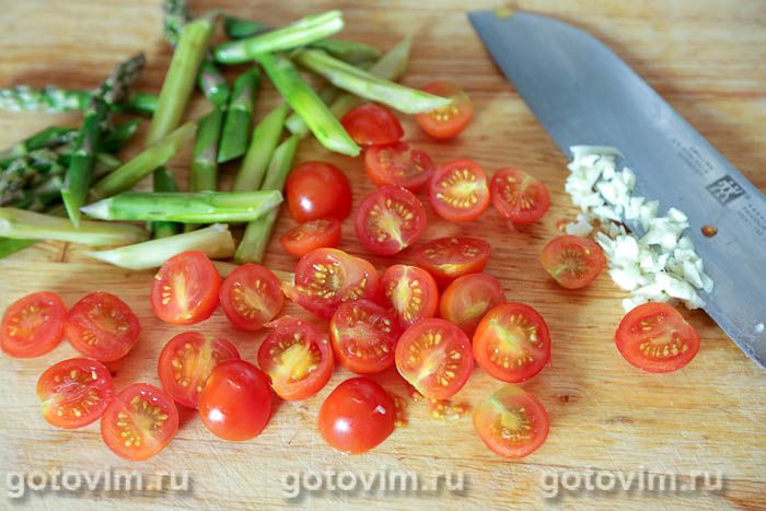 Фотографии рецепта Тёплый салат со спаржей и помидорами черри и моцареллой, 02 Тёплый салат со спаржей и помидорами черри и моцареллой, Шаг 02