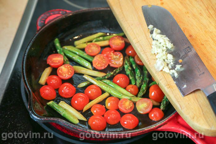 Фотографии рецепта Тёплый салат со спаржей и помидорами черри и моцареллой, 04 Тёплый салат со спаржей и помидорами черри и моцареллой, Шаг 04