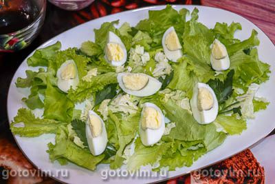 Фотографии рецепта Салат с консервированным тунцом, яйцом и овощами, 02 Салат с консервированным тунцом, яйцом и овощами, Шаг 02