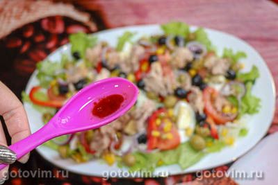Фотографии рецепта Салат с консервированным тунцом, яйцом и овощами, 07 Салат с консервированным тунцом, яйцом и овощами, Шаг 07