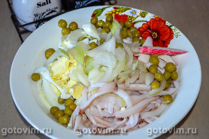 Фотографии рецепта Салат с кальмарами и крабовыми палочками, 06 Салат с кальмарами и крабовыми палочками, Шаг 06