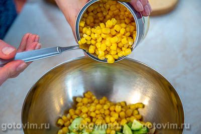 Фотографии рецепта Салат с копченой курицей, кукурузой и сыром, 03 Салат с копченой курицей, кукурузой и сыром, Шаг 03
