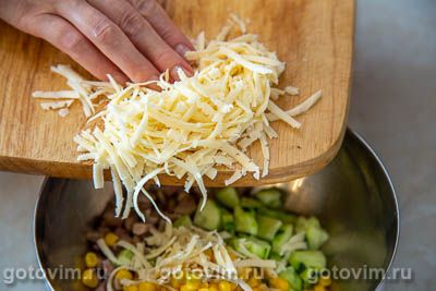 Фотографии рецепта Салат с копченой курицей, кукурузой и сыром, 04 Салат с копченой курицей, кукурузой и сыром, Шаг 04