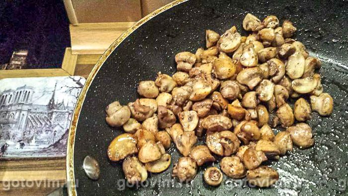Фотографии рецепта Салат с курицей, жареным беконом и грибами от шеф-повара, 03 Салат с курицей, жареным беконом и грибами от шеф-повара, Шаг 03