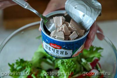 Фотографии рецепта Овощной салат с печенью трески по-мурмански и сухариками, 04 Овощной салат с печенью трески по-мурмански и сухариками, Шаг 04