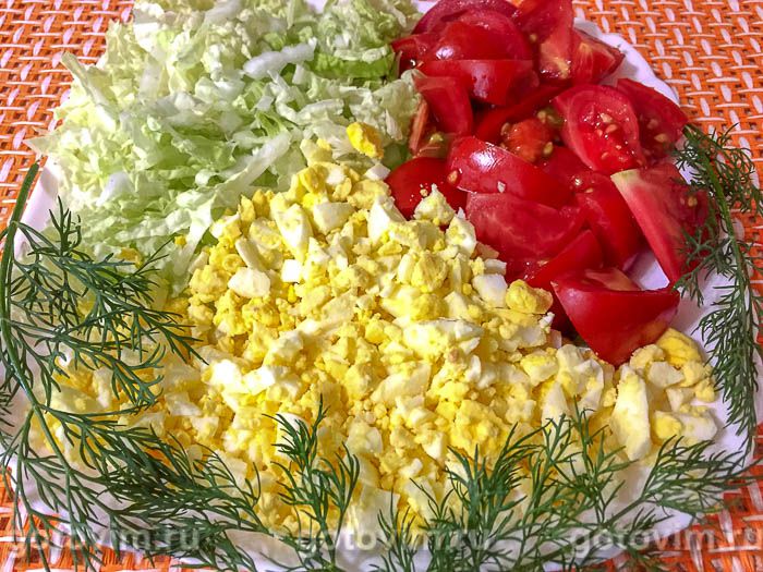 Фотографии рецепта Салат из пекинской капусты с яйцом, кунжутом и помидорами, 04 Салат из пекинской капусты с яйцом, кунжутом и помидорами, Шаг 04