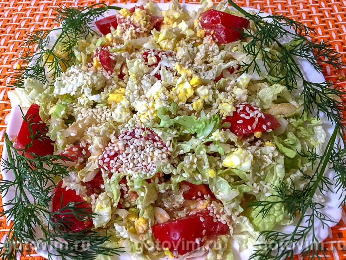 Фотографии рецепта Салат из пекинской капусты с яйцом, кунжутом и помидорами, 05 Салат из пекинской капусты с яйцом, кунжутом и помидорами, Шаг 05