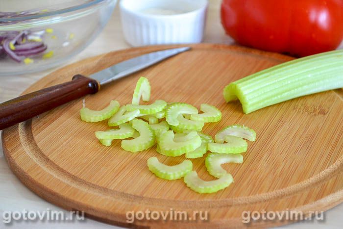 Фотографии рецепта Салат с сельдереем, помидорами и красным луком, 02 Салат с сельдереем, помидорами и красным луком, Шаг 02