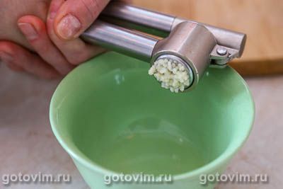 Фотографии рецепта Салат со шпротами, фасолью и плавленым сырком, 02 Салат со шпротами, фасолью и плавленым сырком, Шаг 02