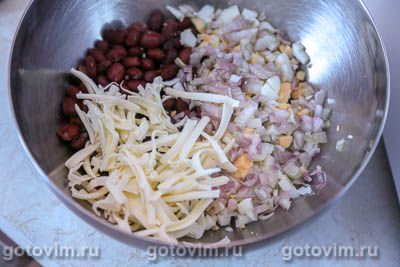 Фотографии рецепта Салат со шпротами, фасолью и плавленым сырком, 07 Салат со шпротами, фасолью и плавленым сырком, Шаг 07