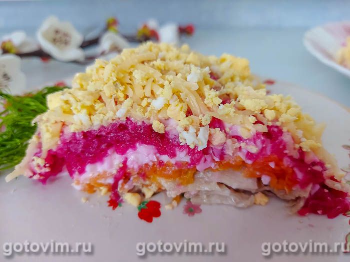 Слоеный салат со свининой, свеклой и сыром. Фотография рецепта Слоеный салат со свининой, свеклой и сыром. Фотография рецепта