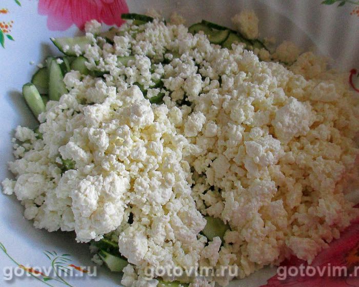 Фотографии рецепта Салат с крабовыми палочками, творогом и свежими огурцами, 02 Салат с крабовыми палочками, творогом и свежими огурцами, Шаг 02