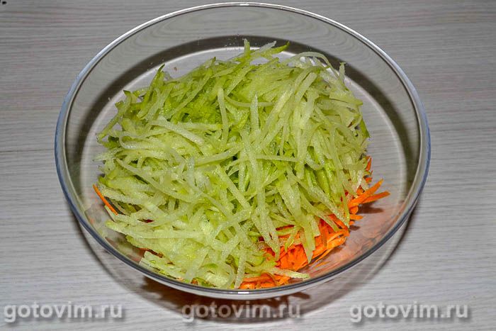Фотографии рецепта Салат из зеленой редьки с мясом и яичными блинчиками, 05 Салат из зеленой редьки с мясом и яичными блинчиками, Шаг 05