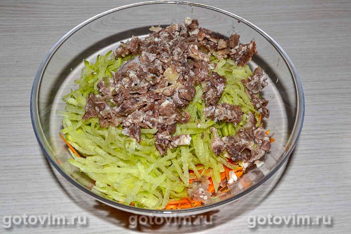Фотографии рецепта Салат из зеленой редьки с мясом и яичными блинчиками, 06 Салат из зеленой редьки с мясом и яичными блинчиками, Шаг 06