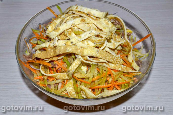 Фотографии рецепта Салат из зеленой редьки с мясом и яичными блинчиками, 08 Салат из зеленой редьки с мясом и яичными блинчиками, Шаг 08