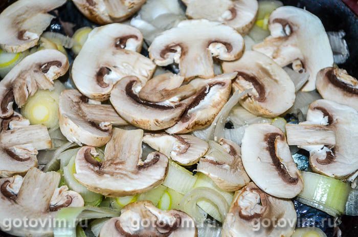 Фотографии рецепта Селедка, запеченная с грибами и овощами под сырной корочкой, 04 Селедка, запеченная с грибами и овощами под сырной корочкой, Шаг 04