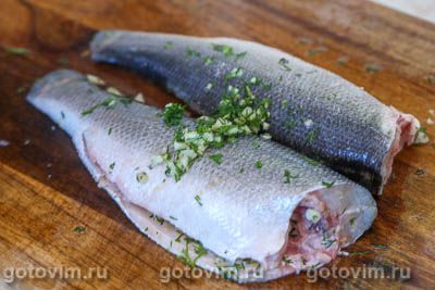Фотографии рецепта Сибас, запеченный с чесноком, укропом и лимонной цедрой, 03 Сибас, запеченный с чесноком, укропом и лимонной цедрой, Шаг 03