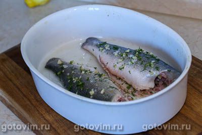 Фотографии рецепта Сибас, запеченный с чесноком, укропом и лимонной цедрой, 04 Сибас, запеченный с чесноком, укропом и лимонной цедрой, Шаг 04
