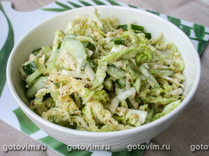 Зеленый салат с ореховым соусом
