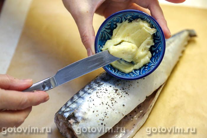 Фотографии рецепта Скумбрия с чесночным маслом в микроволновке, 03 Скумбрия с чесночным маслом в микроволновке, Шаг 03