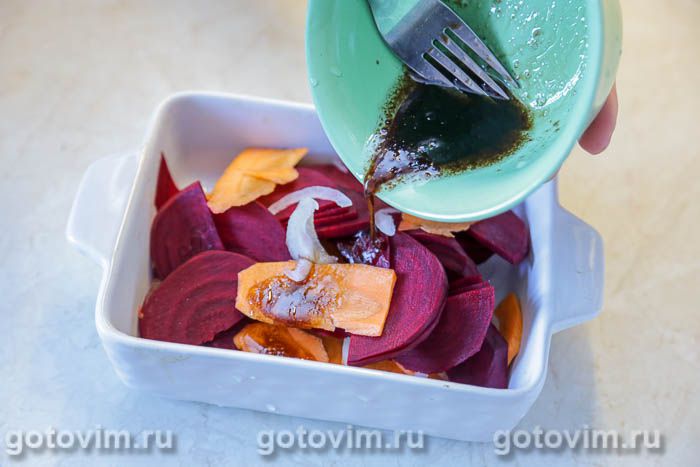 Фотографии рецепта Скумбрия, запеченная на овощной подушке со свеклой и морковью, 03 Скумбрия, запеченная на овощной подушке со свеклой и морковью, Шаг 03