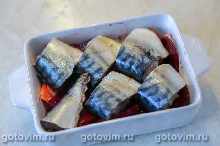 Фотографии рецепта Скумбрия, запеченная на овощной подушке со свеклой и морковью, 04 Скумбрия, запеченная на овощной подушке со свеклой и морковью, Шаг 04