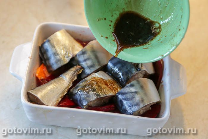 Фотографии рецепта Скумбрия, запеченная на овощной подушке со свеклой и морковью, 05 Скумбрия, запеченная на овощной подушке со свеклой и морковью, Шаг 05