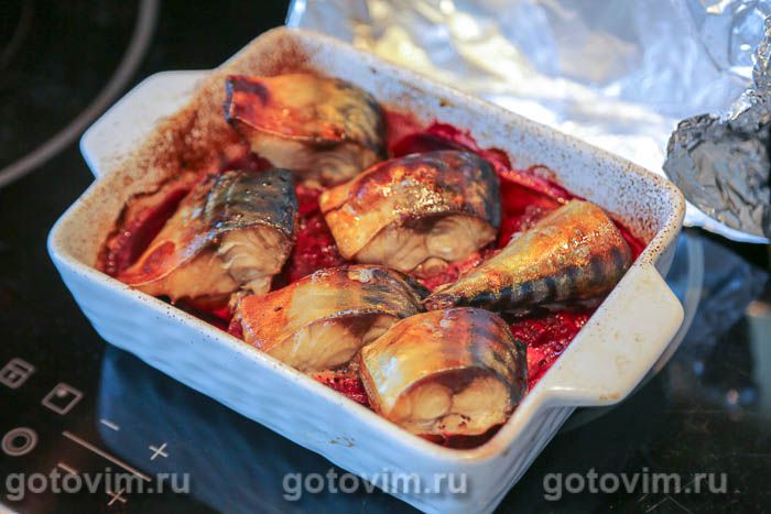 Фотографии рецепта Скумбрия, запеченная на овощной подушке со свеклой и морковью, 06 Скумбрия, запеченная на овощной подушке со свеклой и морковью, Шаг 06