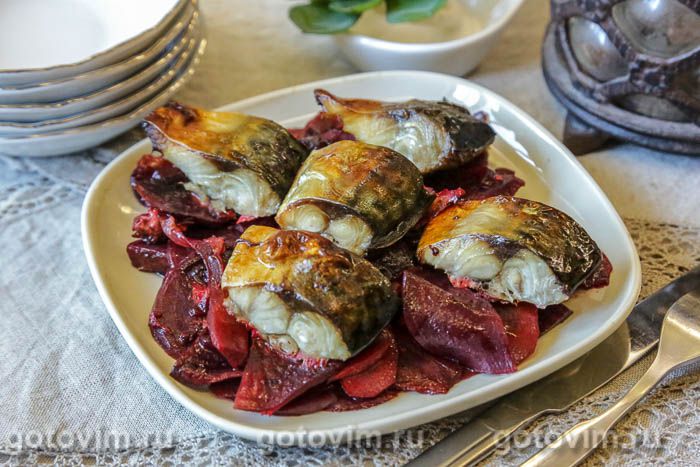 Скумбрия, запеченная на овощной подушке со свеклой и морковью. Фотография рецепта Скумбрия, запеченная на овощной подушке со свеклой и морковью. Фотография рецепта