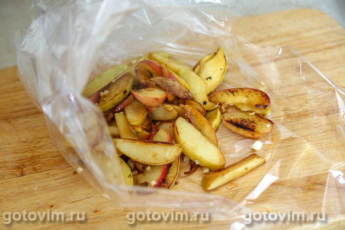 Фотографии рецепта Скумбрия с яблоками, запеченная в рукаве, 04 Скумбрия с яблоками, запеченная в рукаве, Шаг 04