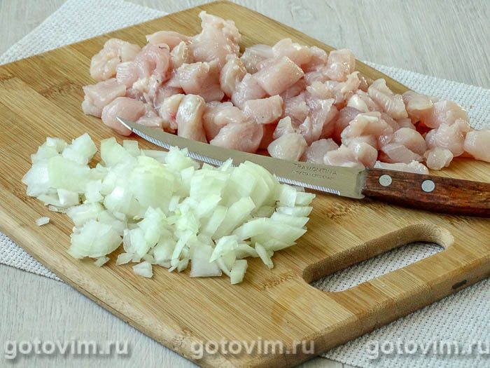 Фотографии рецепта Лодочки из слоеного теста с куриным филе, картофелем и солеными огурцами, 01 Лодочки из слоеного теста с куриным филе, картофелем и солеными огурцами, Шаг 01