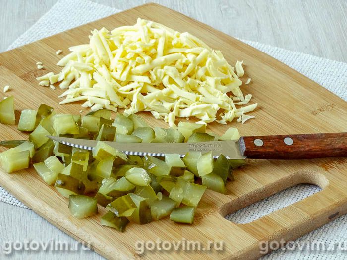 Фотографии рецепта Лодочки из слоеного теста с куриным филе, картофелем и солеными огурцами, 03 Лодочки из слоеного теста с куриным филе, картофелем и солеными огурцами, Шаг 03